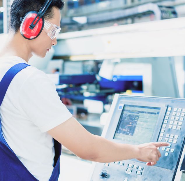 Mann an einer Maschine